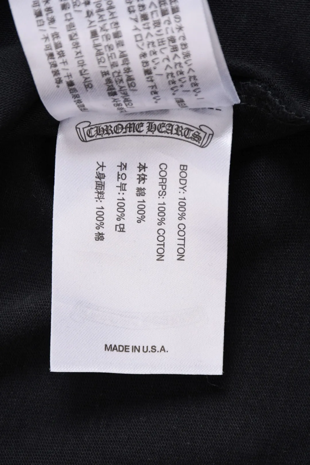 P190 Chrome Hearts CH Cross 26SS New product is hot at the same time💥 Early spring classic style Multiple craftsmanship Denim patch on the chest Horseshoe cross 🪡 Embroidery Large logo cross on the back Horseshoe denim patch Sanskrit ✝️🪡 Embroidery Round neck short-sleeved T-shirt, hot style, a style that both men and women like, same style for men and women, 100% chance of turning heads when wearing it! It’s all about being handsome. The designer’s classic sense is precisely grasped. The whole piece of clothing is heavy. Industrial washing process. Ready-made garments are dyed + sprayed for a horse effect. The double-wash process is very recognizable. It uses heavy washing to make it distressed. The edges of the patch are slightly rolled and naturally distressed. It has a three-dimensional sense of layering and a little damage. It is very visually lethal. It adheres to Kroxin's consistent rough style. The chest and back are large, and the horseshoe flower printed patch pattern is embroidered and decorated. It is also decorated with silver metal engraved distressed buttons. The classic elements full of brand recognition instantly enhance the overall sense of grade and specification. Its texture is quite high-end! The overall feeling is high-end, simple and elegant, with silver hardware accessories, a full set of customized accessories, and the pattern of the entire dress is all decorated with patchwork three-dimensional embroidery technology, which is the finishing touch of the entire dress. The design on the back is even more eye-catching! ! This full back is so cool, it’s full of design, and the overall upper body style highlights fashion and individuality. Wearing it together as a couple is even more popular on the street. I recommend the early autumn sweatshirt! ! The fabric is a unique 320g 100% cotton, which is skin-friendly, breathable, warm to the touch, has a strong texture, and has smooth lines. It can be called a back killer, which has very strict requirements on craftsmanship and cost. The smooth neckline, flat cuffs and hems, the stitches are large and tight, tight and orderly, and the details are perfect. The consistent OS version can be worn alone or layered. It is very casual, but very iconic! It is simply the flagship of high-end trendy brands and must be included in your wardrobe. It has the American fashion spirit of freedom and individuality, and is highly recognizable and stylized! Color: Black White Size: S-XL Size chart: S: Shoulder width 50-Bust 56-Length 70 M: Shoulder width 52-Bust 57-Length 72 L: Shoulder width 54-Bust 59-Length 74 XL: Shoulder width 56-Bust 62-Length 76